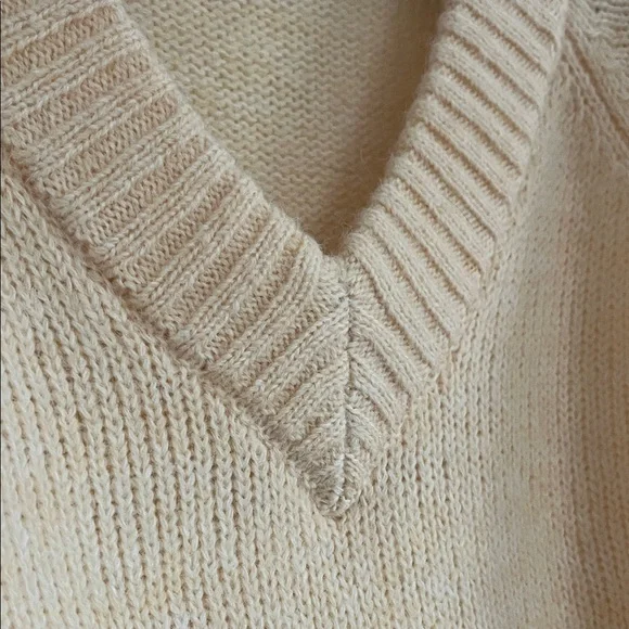 XLP | GAP Women's V-Neck Sweater in light yellow - Picture 4 of 7